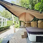 Kieftveen With Hot Tub For Four Person * Voorthuizen